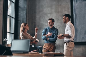 Über Projekt austauschen - Besprechung - Meeting mit Kaffee - Team  iStock-935406752