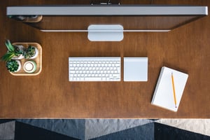 Draufsicht, Computer auf Holztisch, Schreibtisch iStock-1867349577