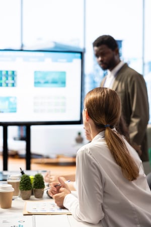 Geschäftsleute, die während des Meetings an einer Strategiesitzung teilnehmen. Senkrecht. iStock-2180929359