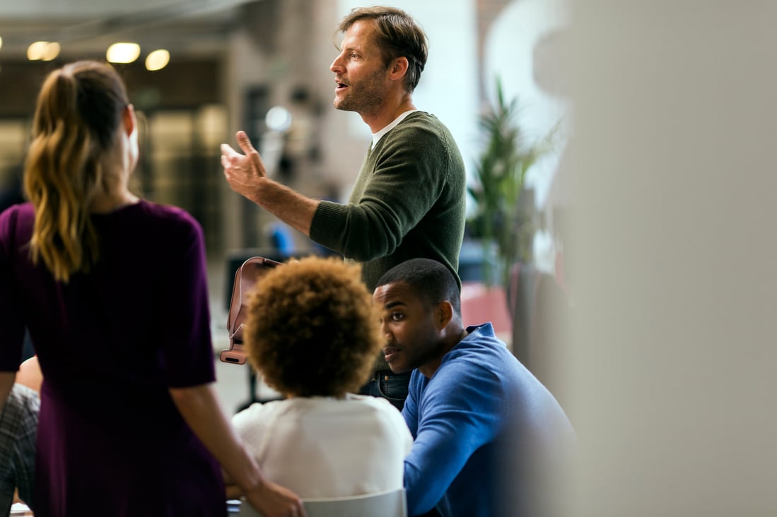 Geschäftsmann im Gespräch mit Kollegen in Der Versammlung - Leadership - Führungsfraft.iStock-627872842.jpg.