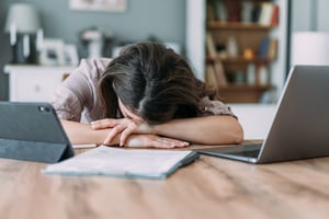 Hero - Geschäftsfrau schläft am Schreibtisch im Büro. Burnout - Stress iStock-2156660291
