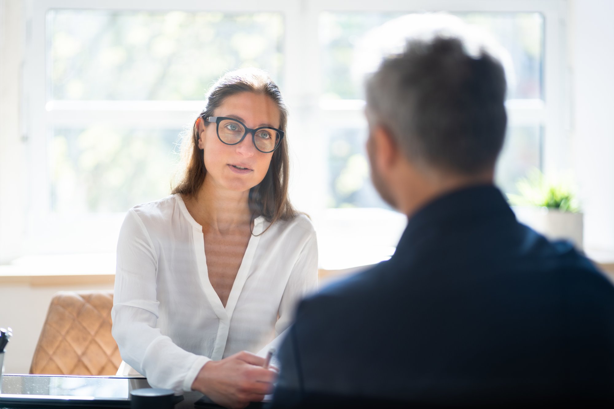 Hero - Mitarbeitergespräch mit Crucial Conversations Mitarbeitervertrag oder FinanzberaterdarleheniStock-1394628997