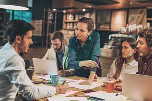 Hero - Team Meeting Brainstorming-Junge führungskraft  erfolgreiches Geschäft  iStock-859371982