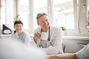 Hero -Arzt - Ärzte genießen Kaffee während der Arbeitspause - Krankenhaus iStock-811286582