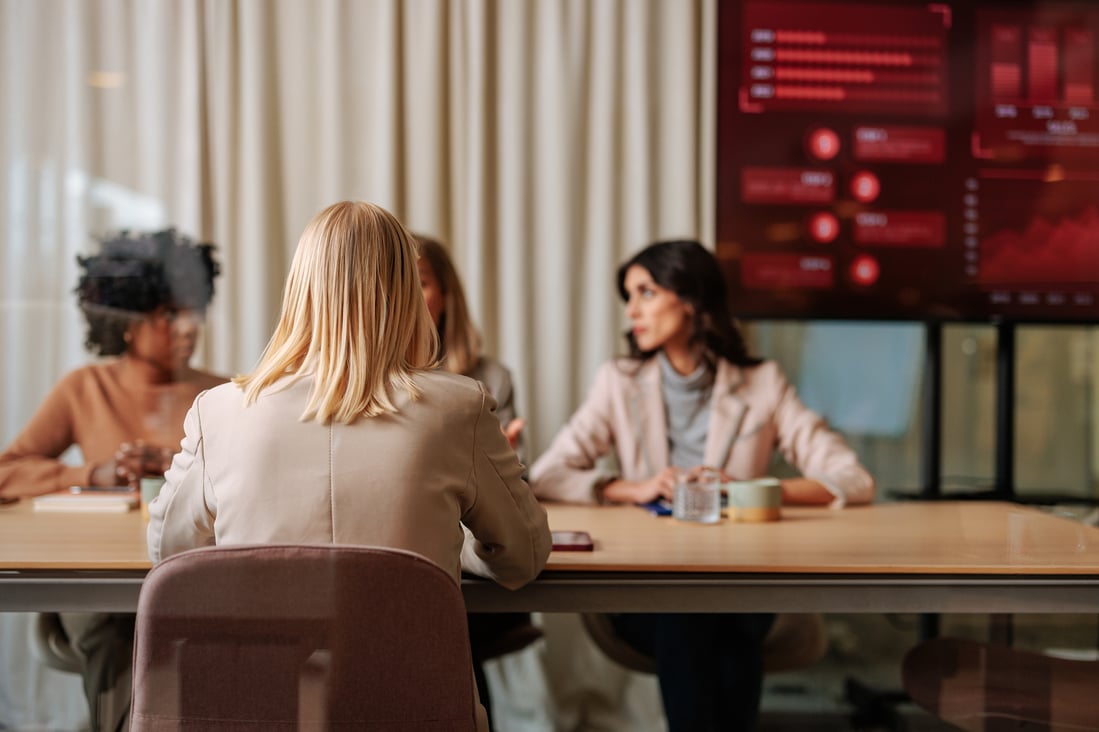 Hero- HR-Team interviewt Bewerber.Rücken einer Frau im Meeting. iStock-2160276467-1