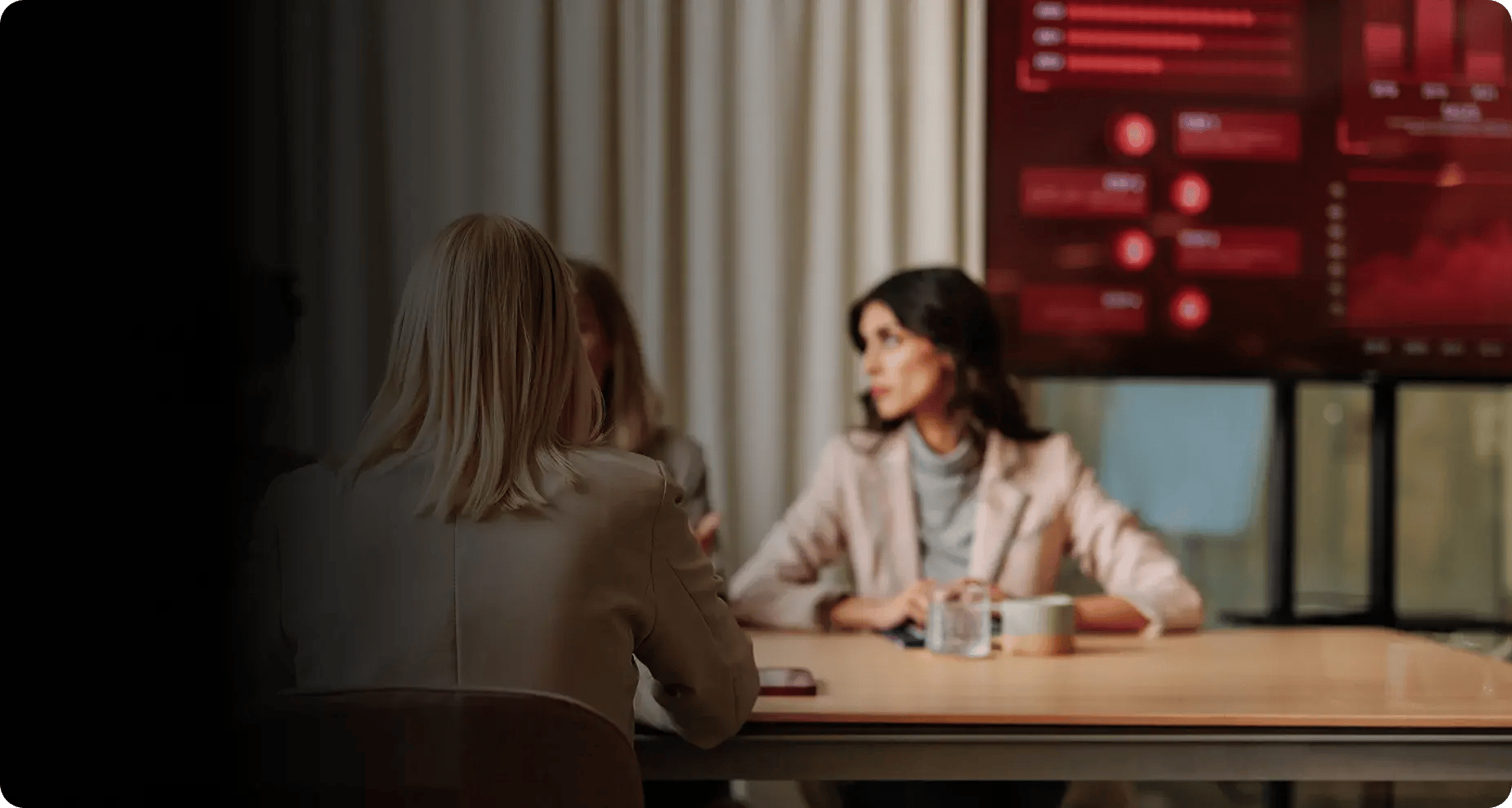Hero- HR-Team interviewt Bewerber.Rücken einer Frau im Meeting. iStock-2160276467-1