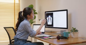 Klinischer Programmierer zukünftige Patientenversorgung. Medtech, Big Data, Tool-Entwickler, automatische IT-Software, Lunge, Röntgen, Covid, analysieren, Cloud Computing, Tippen, Python, Check-Code, Home Office iStock-2192656213