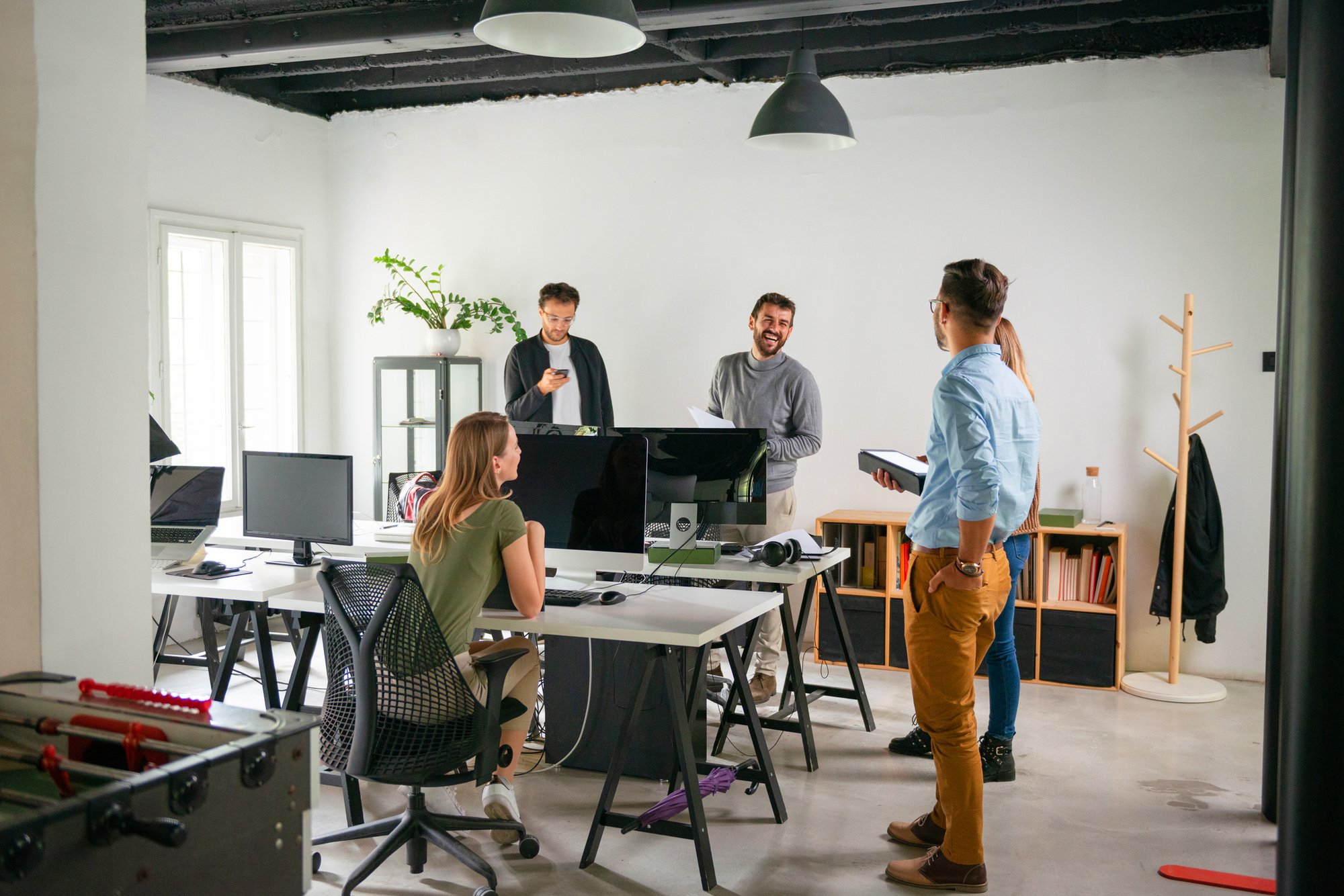 Kreative Mitarbeiter am Arbeitsplatz während Meeting - beim Startup. iStock-1183155329