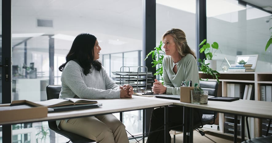Meeting, Kollegen und Frau im Gespräch, Büro und Diskussion. Personalwesen, Gespräche am Arbeitsplatz, Kommunikation.Business. Crucial Conversations.iStock-2148966819