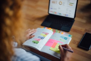 Person, die plant und Notizen schreibt - Agenda - Kalender Planung iStock-2164260786