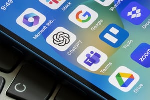 Produktivitäts-Apps - ChatGPT Google Trello Zoom Teams Microsoft365 Dropbox Zoom Slack iStock-1766257164
