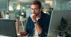 Recherche, Journalismus oder Mann am Laptop im Büro für Redakteursfeedback, Nachrichtenveröffentlichung. Mann. iStock-2215183809