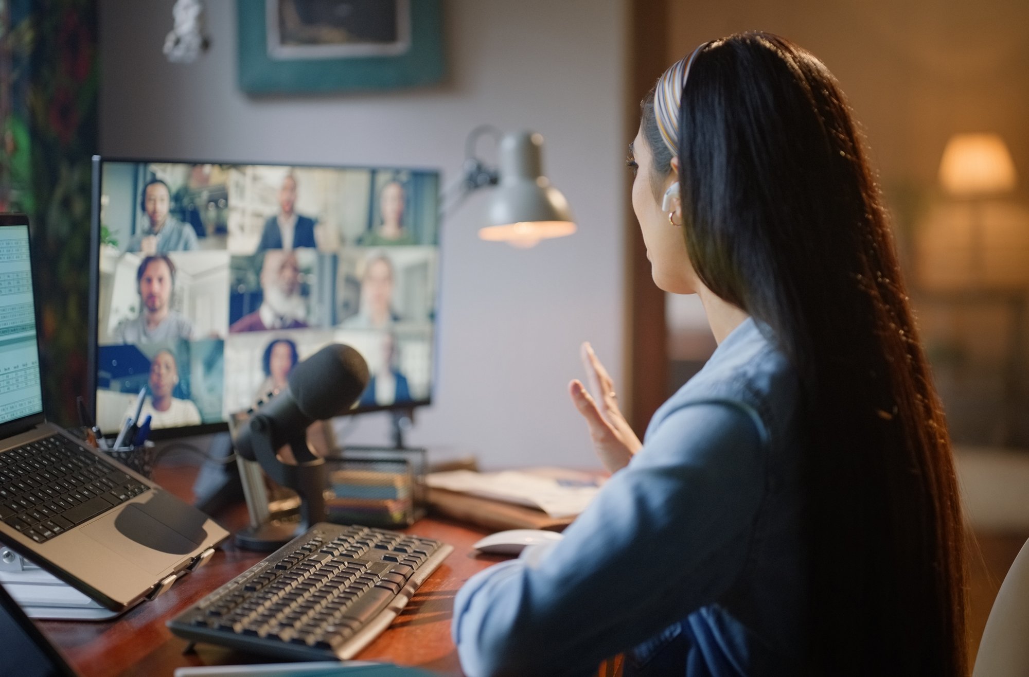 Remote-Arbeit, Webkonferenz und Frau in Videoanruf auf dem Computer zu Hause für Internet-Podcasts oder Meetings. Arbeits-, Gesprächs- und Online-Business-Webinar mit digitalem Talk für Workshop mit Referent iStock-2163414532
