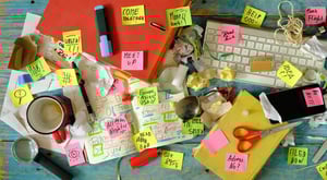 Unordentlicher Arbeitsplatz, chaotisches Büro, überarbeitet, Bürokratie, Bürokratiekonzept mit schmuddeligem Schreibtisch, Haftnotizen und verschiedenen Büromaterialien, chaotisches Durcheinander iStock-1744690741