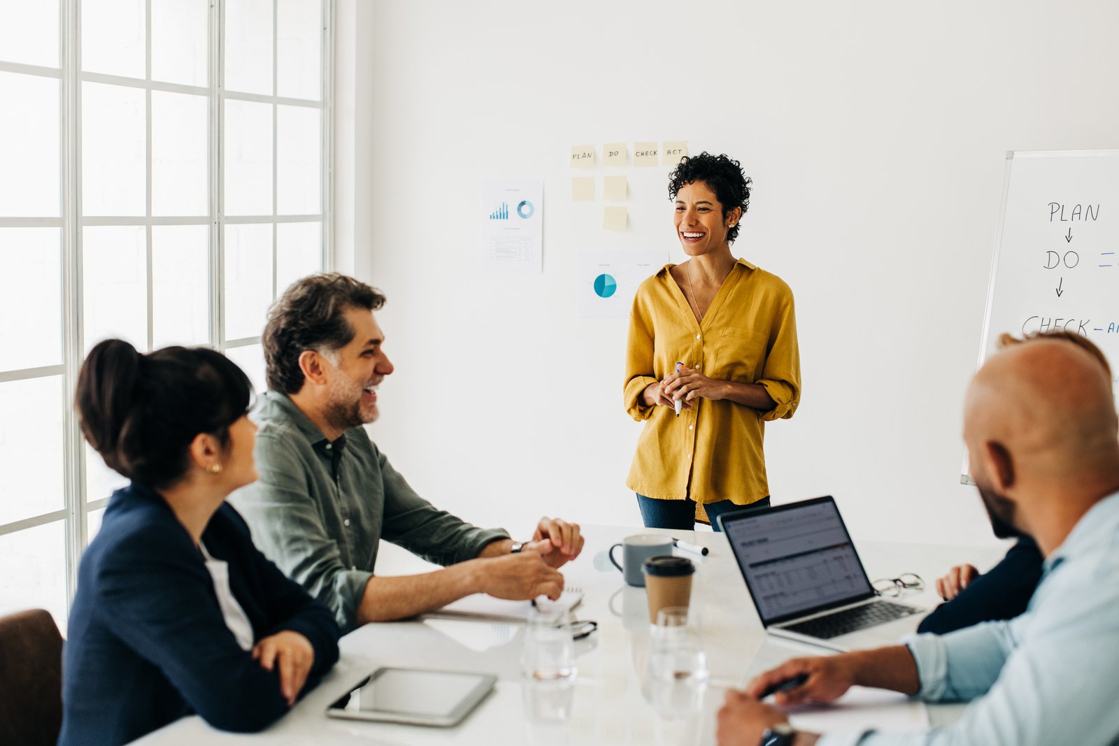 Business-Team diskutiert in einem Sitzungssaal