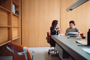 Zwei Geschäftsfrauen Besprechung in einem modernen Büro - meeting  iStock-2161896288