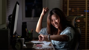 businesswoman-sitting-and-working_1920x1080