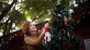 decorating-christmas-tree_1920x1080