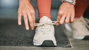 hands-tie-shoes-to-start_1920x1080