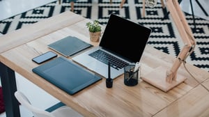 view-of-laptop-with-blank-screen_1920x1080