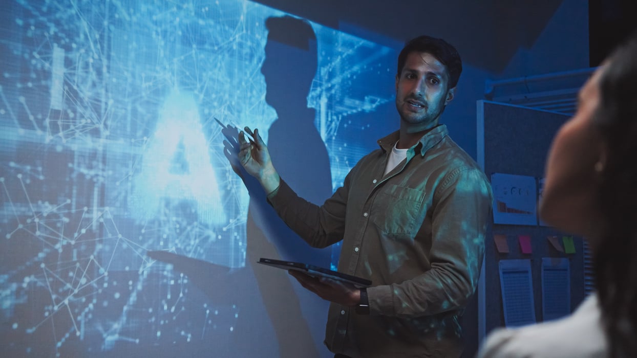 Entwicklerteams für künstliche Intelligenz bei Nacht iStock-2166183183