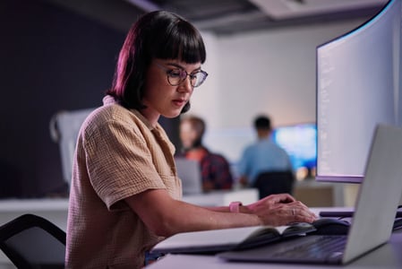 Professioneller IT-Mitarbeiterin, der bis spät in die Nacht arbeitet,iStock-2012746910