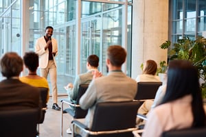 Motivationsredner, der das Publikum während einer Geschäftskonferenz inspiriert. Speaker. Mann. iStock-2217360247