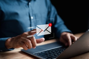 Geschäftsmann, der E-Mails per Laptop an den Kunden sendet, Geschäftskontakt und Kommunikation, E-Mail-Symbol, E-Mail-Marketing-Konzept, E-Mail oder Newsletter senden, Online-Internet-Netzwerk. iStock-1460740442