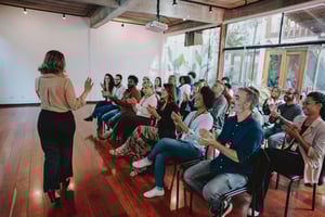 Frau, die auf einer Konferenz präsentiert iStock-1496377581
