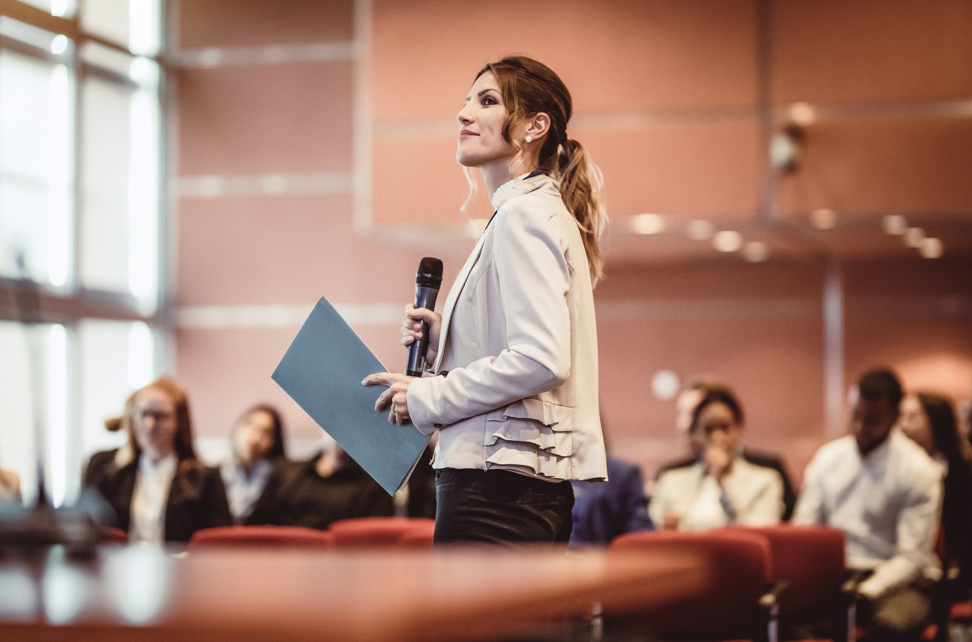 Geschäftsleute, die der Sprecher bei einer Konferenz anhören iStock-1039606566 Geschäftsleute, die der Sprecher bei einer Konferenz anhören iStock-1039606566