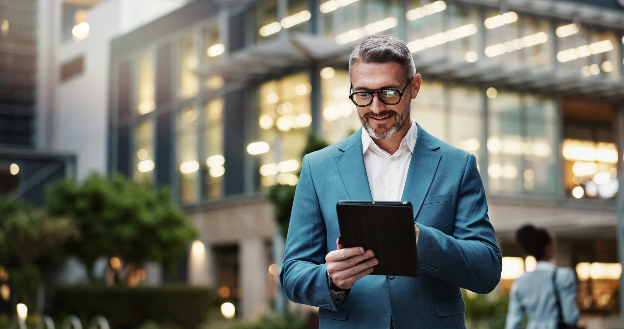 Geschäftsmann und Mann mit Tablet im Freien für Kommunikation, Recherche und E-Mail-Eingabe auf der Website. Professional, männliche Führungskraft und digital für Networking, Kontakt- und Aufgabenmanagement in der urbanen Stadt iStock-2164732058