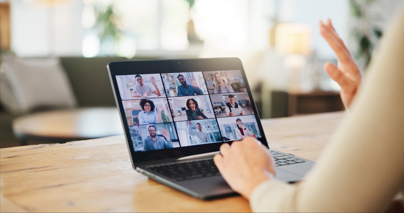 Videoanrufe, Geschäftsleute oder Handgrüße auf dem Laptop in einem virtuellen Meeting zur Diskussion auf dem Bildschirm zu Hause iStock-2171493606