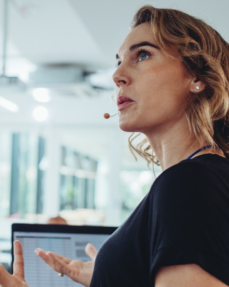 Geschäftsfrau hält eine Präsentation auf einer Konferenz – Stockfoto iStock-1348871133-Kopie