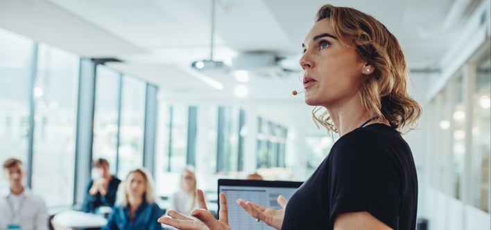 Geschäftsfrau hält eine Präsentation auf einer Konferenz – Stockfoto iStock-1348871133