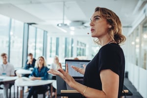 Geschäftsfrau hält eine Präsentation auf einer Konferenz – Stockfoto iStock-1348871133