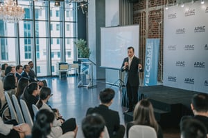 Asiatischer Geschäftsmann Coaching, Motivationsrede in Geschäftskonferenz-Meeting-Seminar während Kongresszentrum iStock-1654536486