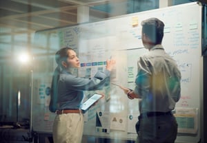 Fenster, Teamwork und Whiteboard für Brainstorming im Meeting, Geschäftsleute mit Tablet und digitale Notizen mit Agenda-Storyboard. Informationen, Ideen mit Recherche und Kalender für den Projektablauf iStock-2148853397