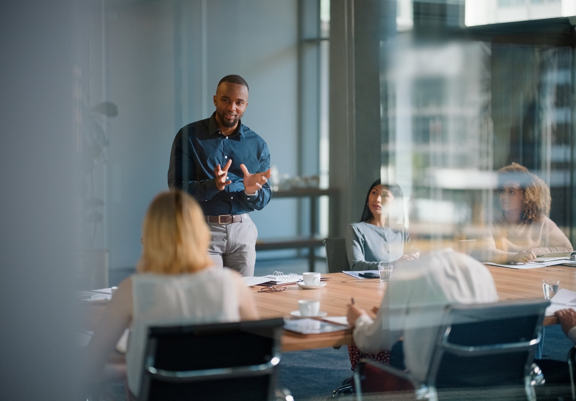 Geschäftsmann, Besprechung und Diskussion mit Büro, iStock-2148861850