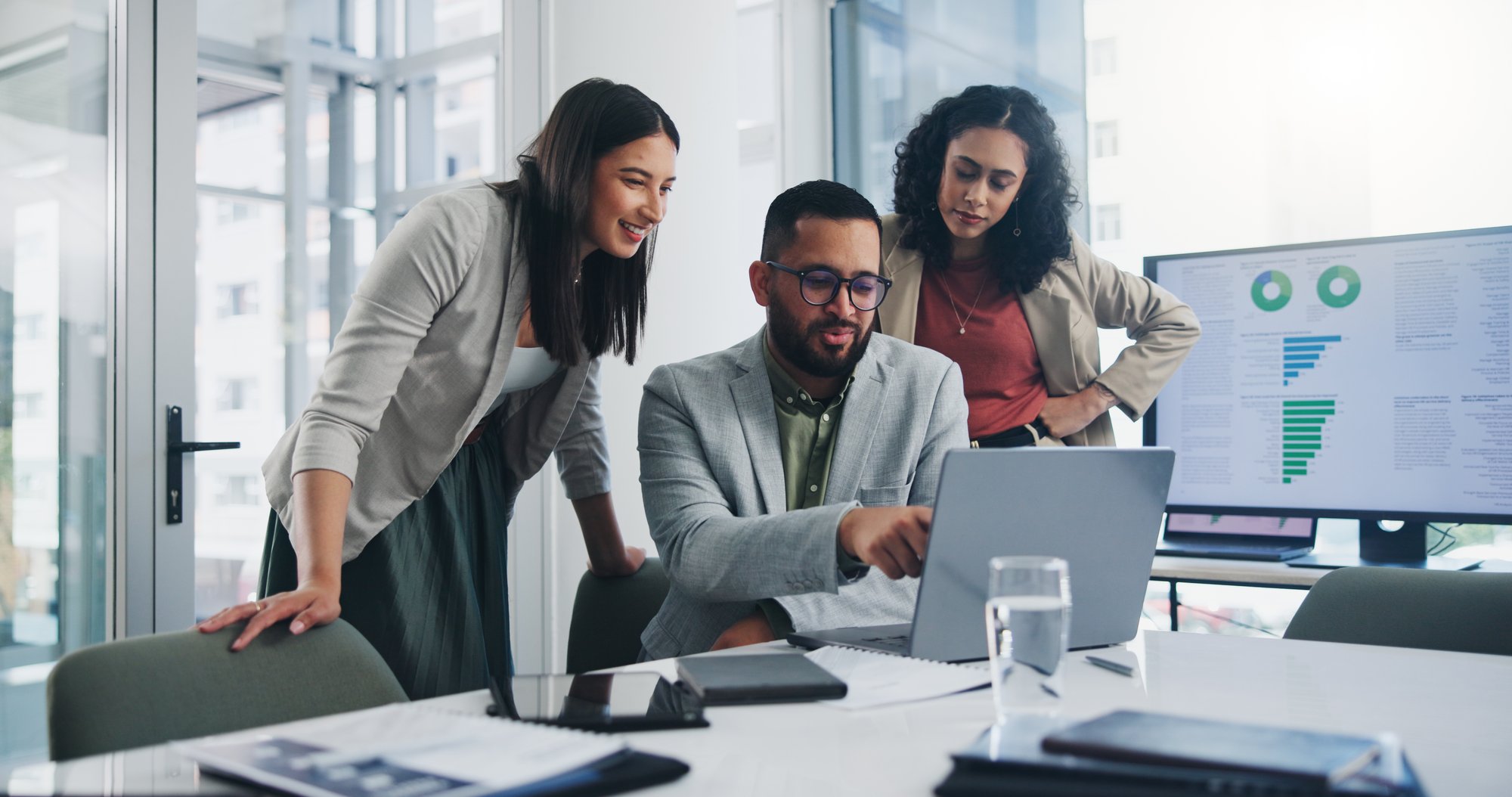 Teamarbeit, Besprechung und Lösungs- oder Entscheidungsideen. Planung, ZusammenarbeitiStock-2162645329