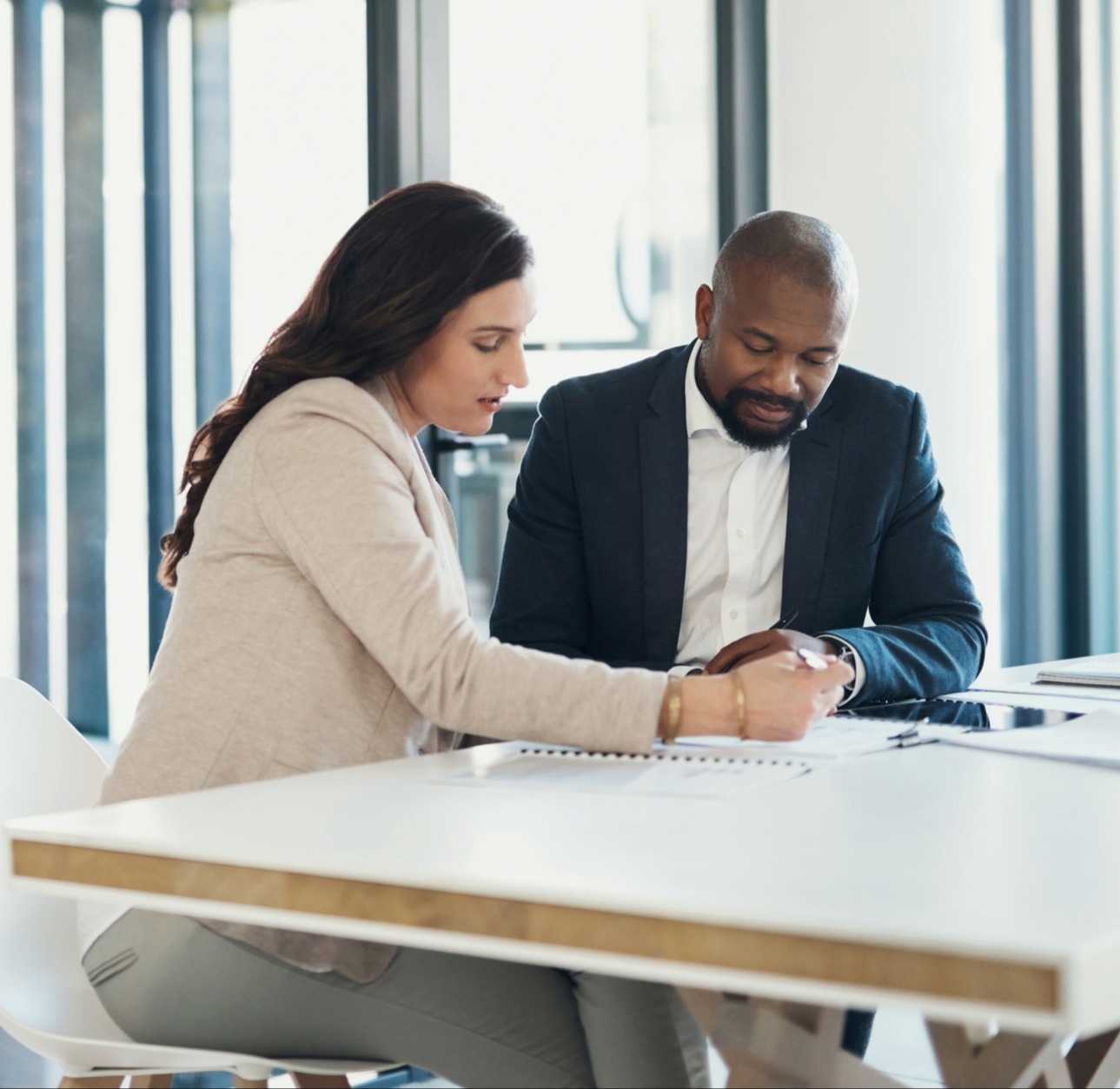 Geschäftstreffen, Lesen von Dokumenten und Personen, Kunden- oder Partnerrichtlinien iStock-1502896524