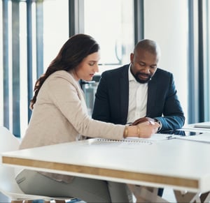 Geschäftstreffen, Lesen von Dokumenten und Personen, Kunden- oder Partnerrichtlinien iStock-1502896524