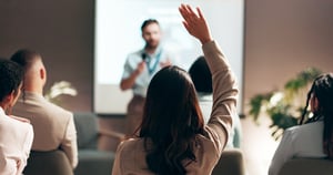 Geschäftsleute, Seminar und Tagung mit Publikum, Frage und Interaktion für Feedback oder Engagement. Gruppe, Sprecher und Rücken des Mitarbeiters iStock-2208292063