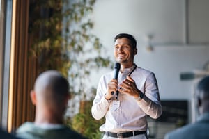 Selbstbewusster Redner, der das Publikum bei einer Geschäftsveranstaltung begeistert iStock-2174029827