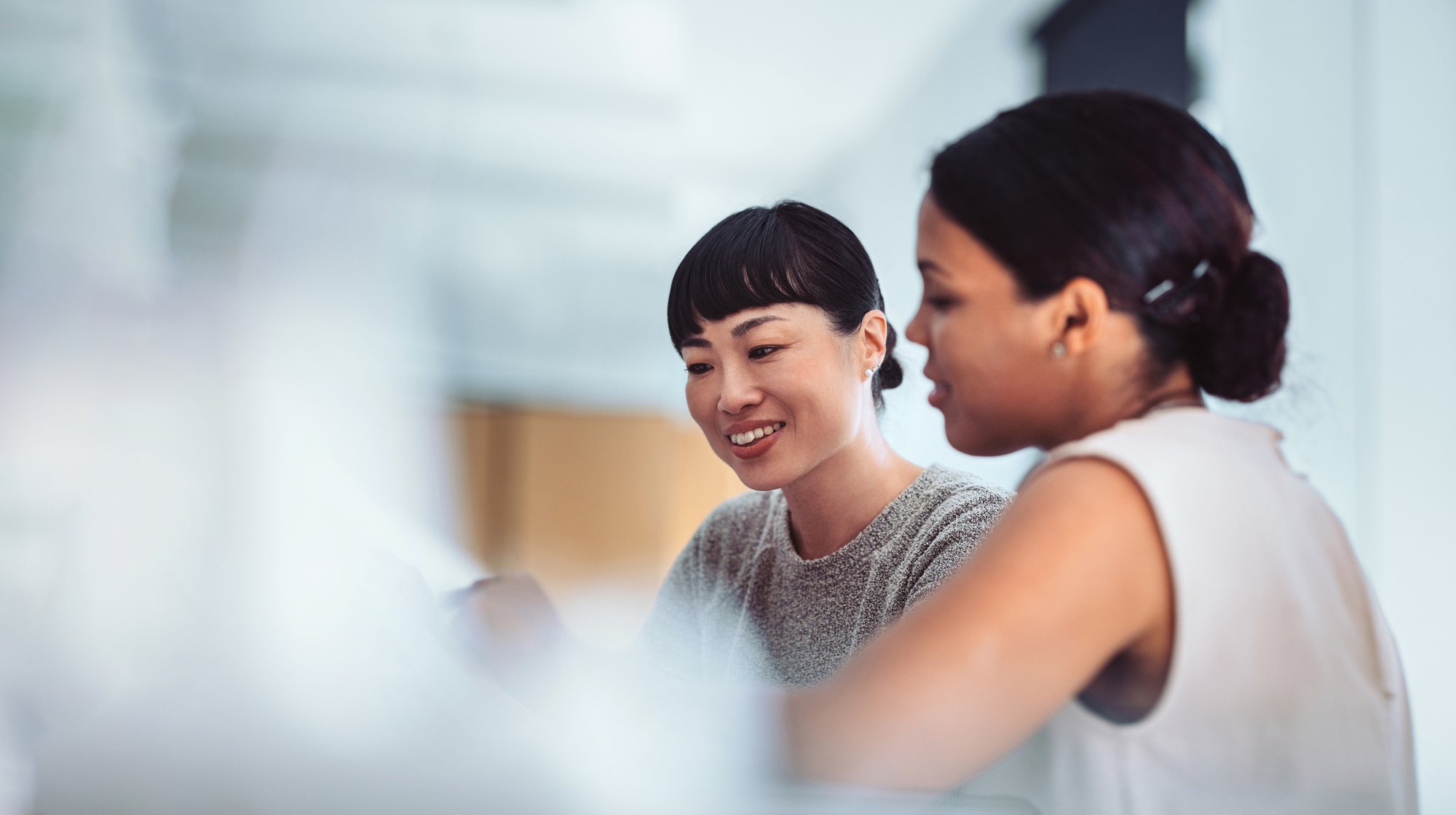 Lernformate zwei Frauen die zusammenarbeiten iStock-2161896312