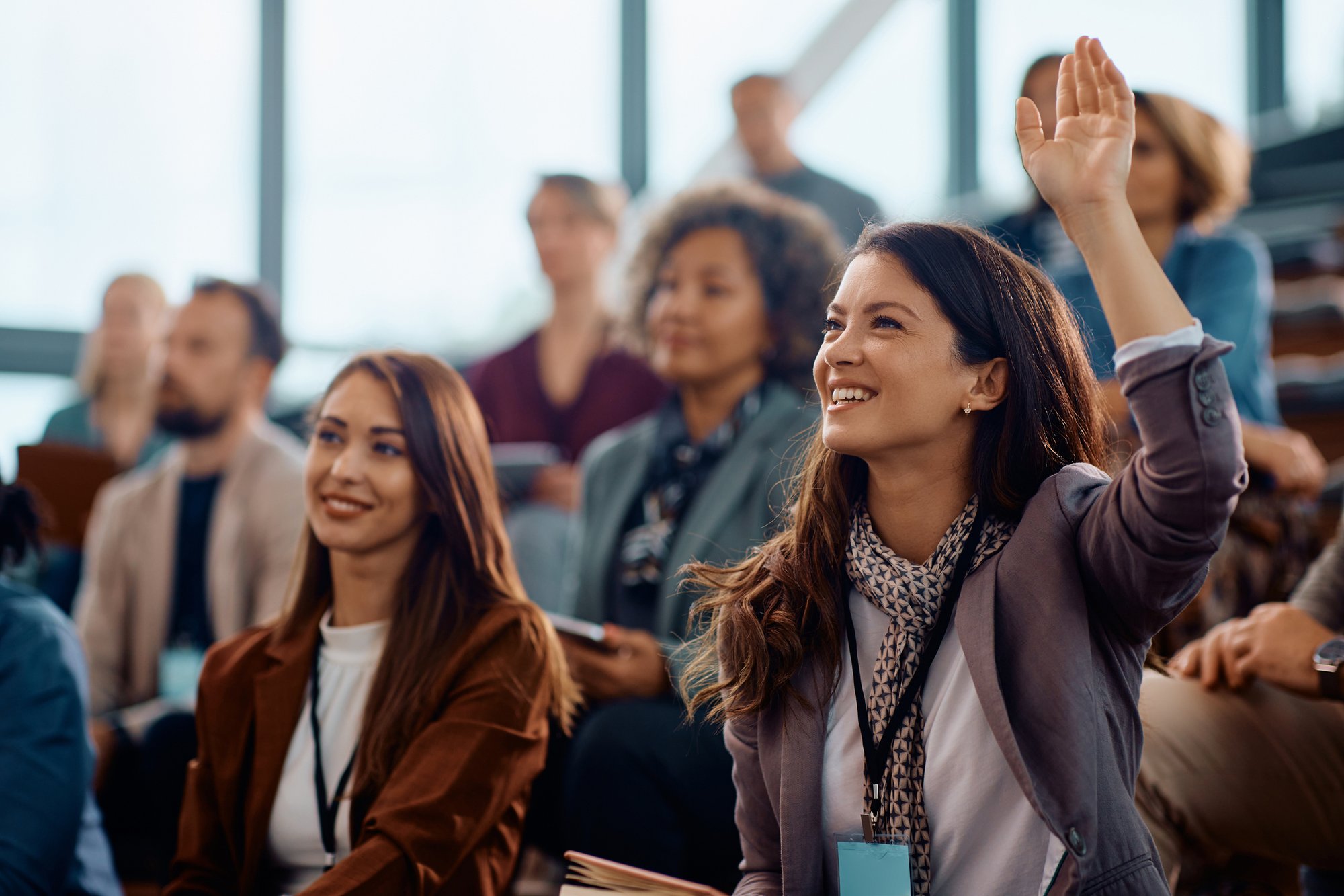 Lernformate_Unternehmerin, die ihre Hand hebt, iStock-1783743100