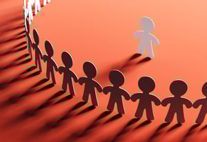 Papieriere Menschen mit ihrem Anführer. Menschliche Figur steht vor Papiermenschen, die Händchen halten. iStock-1862953115