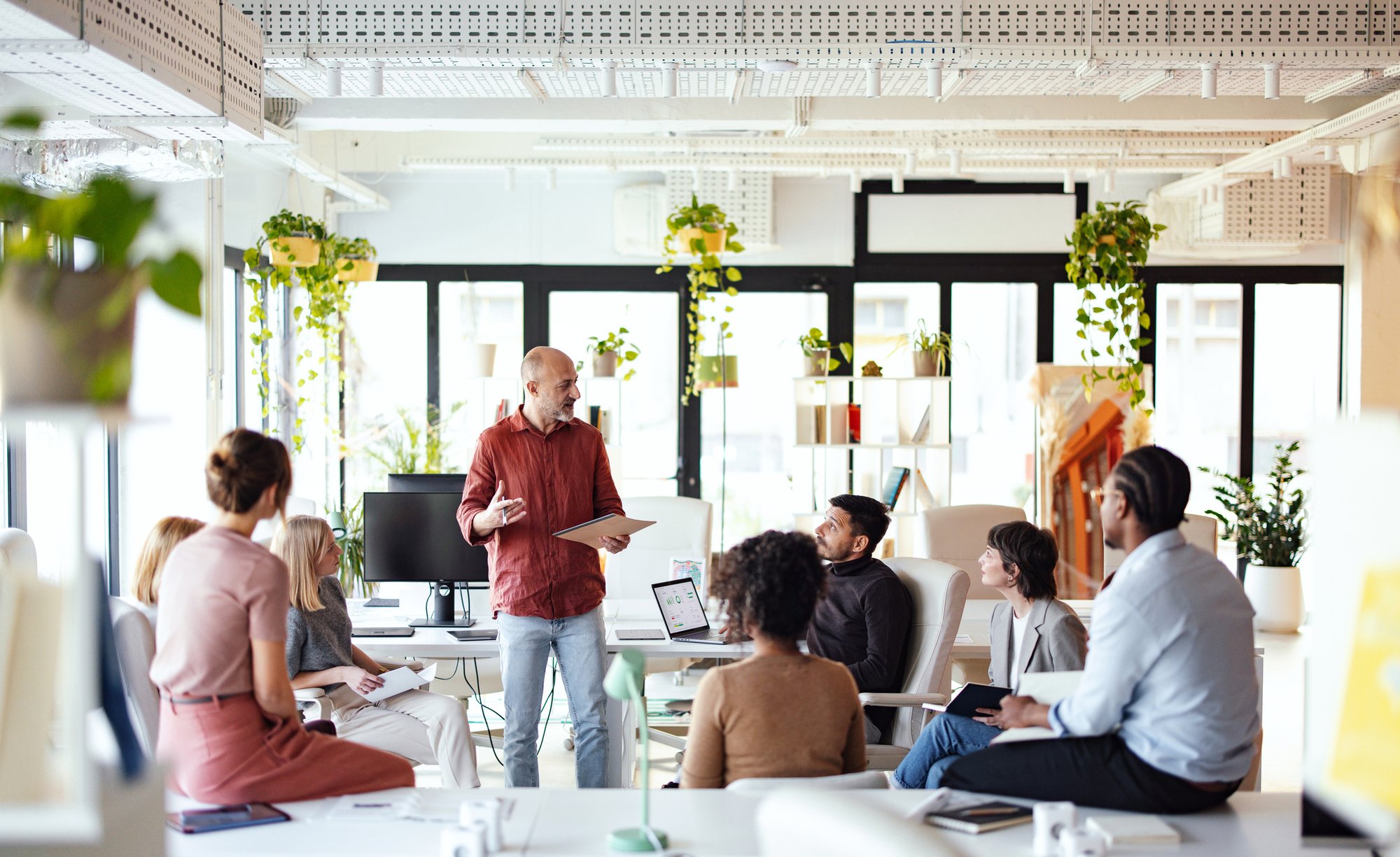 Zusammenarbeit im Team in einem modernen Co-Working-Space iStock-2190572410