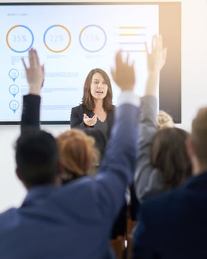 Home_Frau haelt Vortrag iStock-539810600