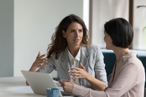 Hero_Zwei Geschäftsfrauen sitzen am Laptop iStock-1497712539