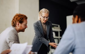 Geschäftsleute, die an einem Meeting im Büro teilnehmen iStock-2167466220
